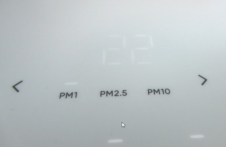 Biały wyświetlacz Blueair w ciągu dnia