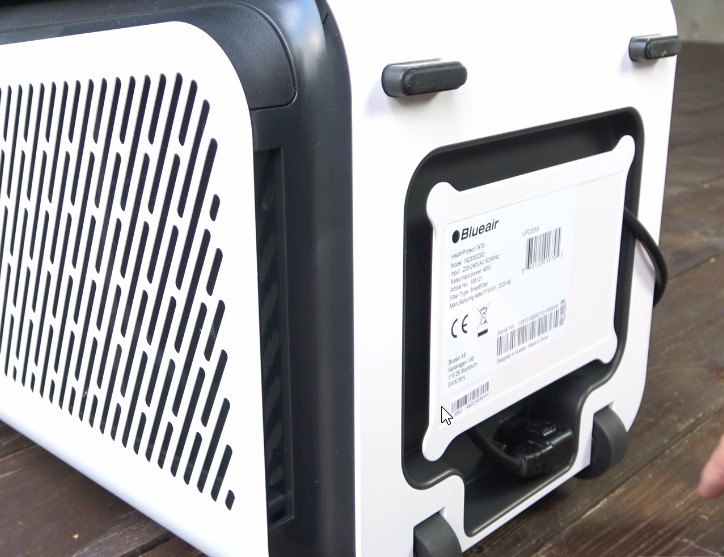 Budowa oczyszczacza Blueair od dołu - zwijany kabel zasilający