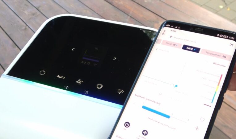 Czarny wyświetlacz wraz z pokazaniem aplikacji w telefonie blueair